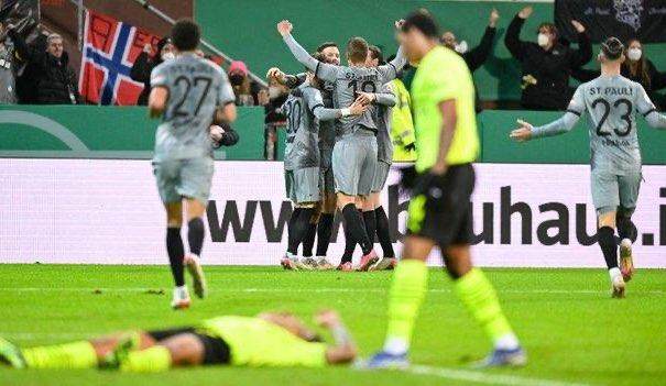 1642548989144084344.jpg _122877137_stpauli.jpg