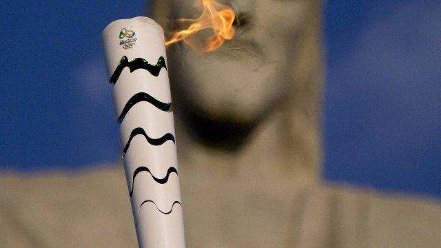 注册投注-新冠影响日子不好过 巴西人卖里约奥运火炬渡难关